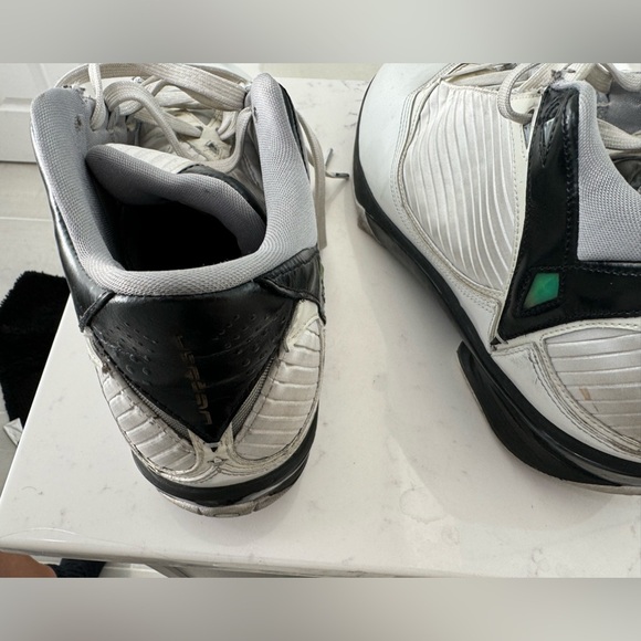 Original Jordan throwbacks. Used Great wearing condition - Picture 6 of 15